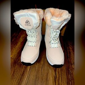 NEW Women’s Size 9 WIDE EARLDE Pink/White Faux Fur Lined Winter Snow Boots.